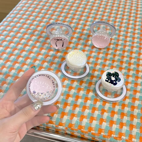 動くダイヤ入り スマホグリップ  花柄/リボン 可愛い マグネットタイプ  スマホスタンド キラキラ艶感 実用 女子力アップ プレゼントにおすすめ[M4423]
