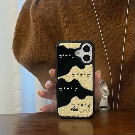 ニット猫ちゃん iPhone16/16proケース 刺繡入り iphone15pro/14/13/12proカバー 秋冬に流行る 可愛い [M4872]