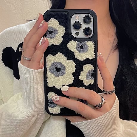 刺繍花柄 iphone13/13proカバー  黒白系 アイフォン12/11proカバー  可愛い 温かい  キュート SNS人気品 Girls向けM1332