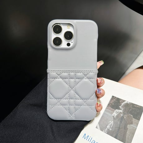 キルティングエンボス iPhone15/15proケース カード収納  iphone14/13/12proカバー レザー 高級感 セレブ愛用[M3591]