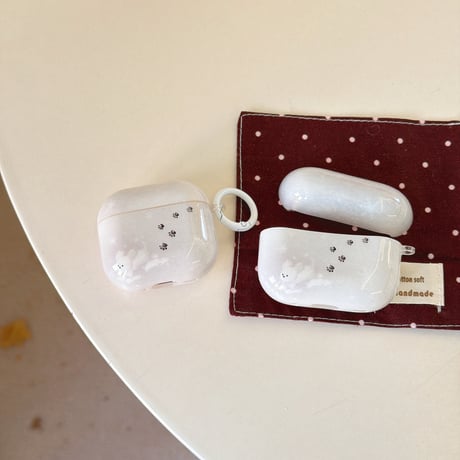 雪で遊ぶ猫と犬 AirpodsPro3ケース お揃い Airpods4/pro2カバー  リング付 可愛い ギフトにおすすめ[M5858]