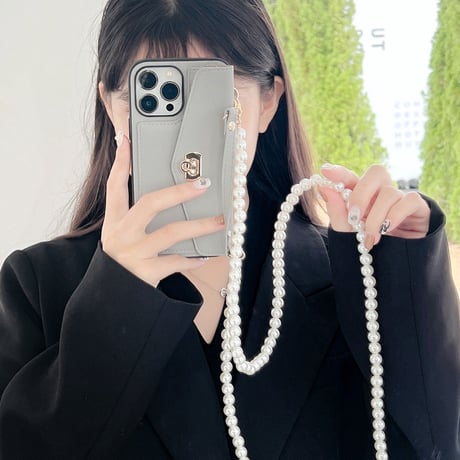 真珠ストラップ付 iphone14/14proケース カード収納 アイフォンSE3/13/12/11PROケース セレブ愛用 高級感 ガールズに人気[M2457]