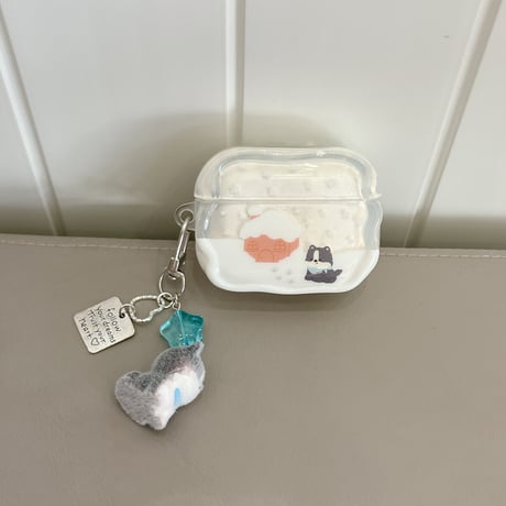 雪で遊ぶ犬ちゃん Airpods Pro3 ケース うねうね Airpods 4/3カバー  エアポッズプロ2  イヌキーホルダー 丈夫 [M6028]