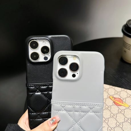 キルティングエンボス iPhone15/15proケース カード収納  iphone14/13/12proカバー レザー 高級感 セレブ愛用[M3591]