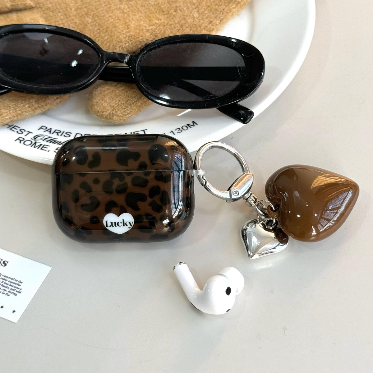 チョコレート色 Airpods 4ケース ヒョウ柄 ハートキーホルダー チョコレート色 Airpods 4ケース ヒョウ柄 ハートキーホルダー