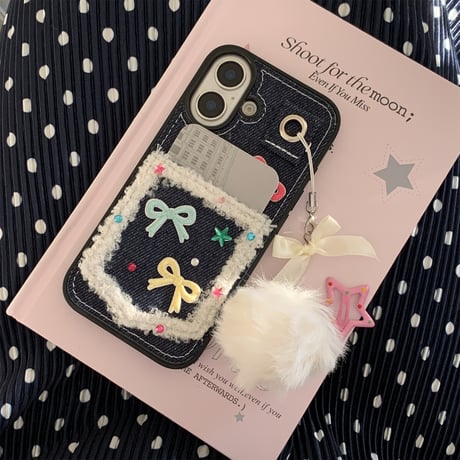 カート収納 iPhone16/16Proケース 刺繡リボン 毛玉ストラップ付 iPhone15Promax/14/13カバー デニム  耐衝撃 女子力高い[M4891]