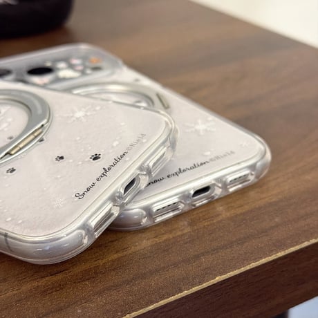 雪で遊ぶ猫と犬 iPhone17Pro/17ケース 360度回転MagSafeリング iPhone17ProMax/16Pro/15ケース 丈夫 スタンド付[M6003]