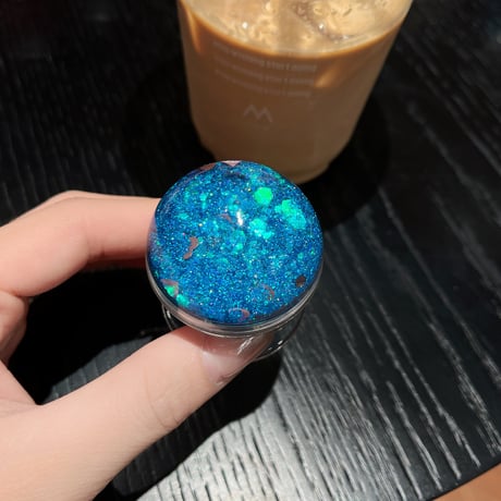 動くグリッタースマホグリップ キラキラ 綺麗 マグネット式/粘着タイプ 便利 おしゃれ 可愛い ギフトに最適[M4950]