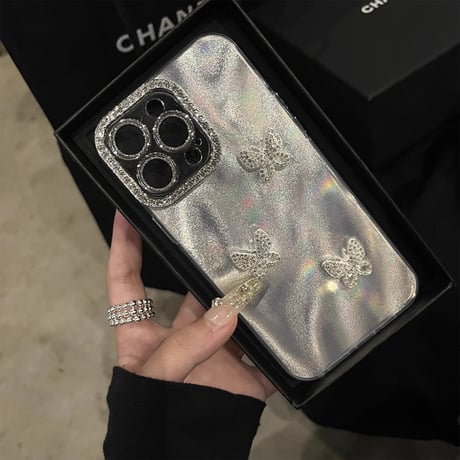 女子力アップ iPhone16Pro/16ケース 蝶々デコ 宝石ストラップ付 iPhone15promax/14/13/12カバー キラキラ ギフトに最適 [M4704]