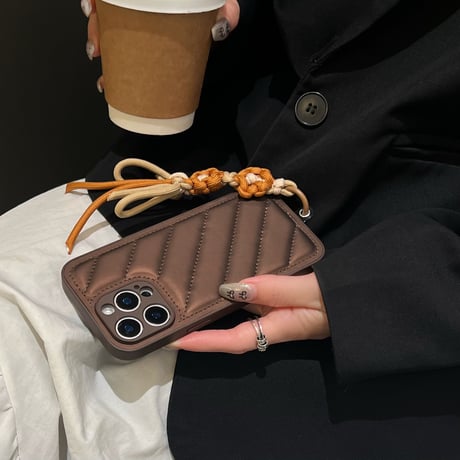 ダウンっぽい iPhone16Pro/16ケース ストラップ付 iPhone15Promax/14/13proカバー 高級感高品質 オシャレ [M4911]