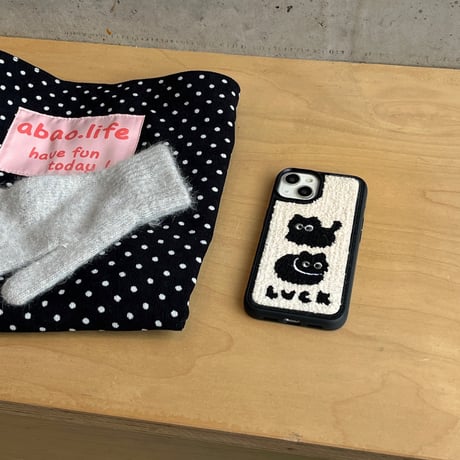 ファー 黒猫ちゃん アイフォン16Pro/15ケース  刺繡入り iphone14/13pro/12/11カバー シック  秋冬トレンド人気 [M3795]