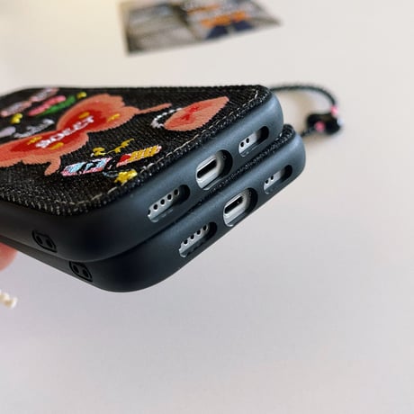 刺繡入り蝶々 iPhone15/14proケース デニム素材 iPhone13/12proカバー ストラップ付  [M3495]