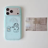 傘を差す猫と犬ちゃん iPhone17Pro/17ケース グリーン iPhone16/15Pro/14ケース  指紋防止 癒し系グッズ 可愛い[M6367]