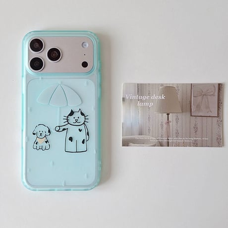 傘を差す猫と犬ちゃん iPhone17Pro/17ケース グリーン iPhone16/15Pro/14ケース  指紋防止 癒し系グッズ 可愛い[M6367]