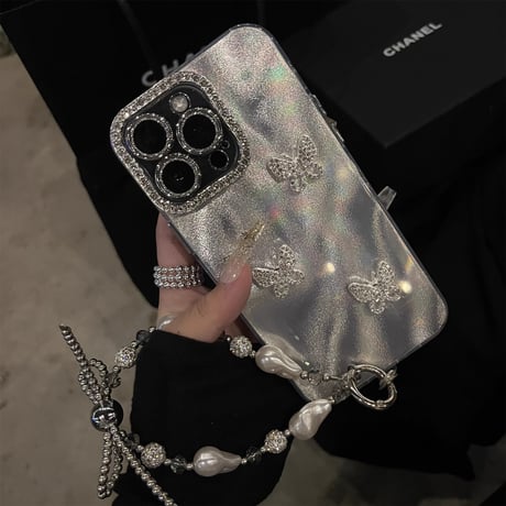 女子力アップ iPhone16Pro/16ケース 蝶々デコ 宝石ストラップ付 iPhone15promax/14/13/12カバー キラキラ ギフトに最適 [M4704]