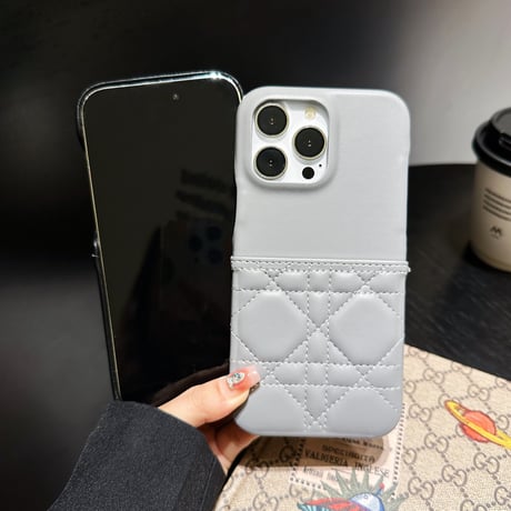 キルティングエンボス iPhone15/15proケース カード収納  iphone14/13/12proカバー レザー 高級感 セレブ愛用[M3591]