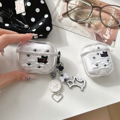 雪で遊ぶ犬ちゃん Airpods4/Pro3ケース 流れ砂入り Airpods 3カバー  AirpodsPro2/1  キーホルダー付 可愛すぎ ギフトにおすすめ [M6072]