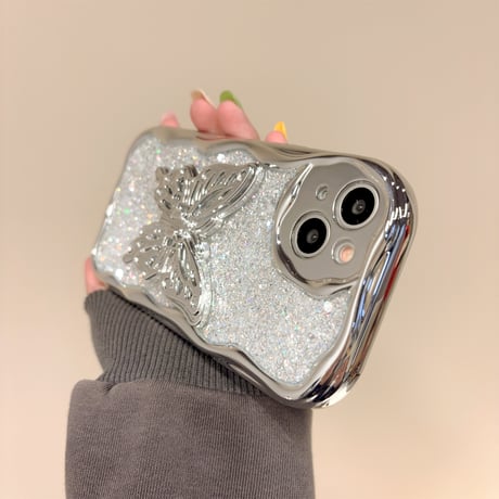 うねうねキラキラ iPhone15Pro/15カバー 蝶スタンド付 アイフォン14プロ/13mini/12promaxケース グリッター入り 便利 [M4245]