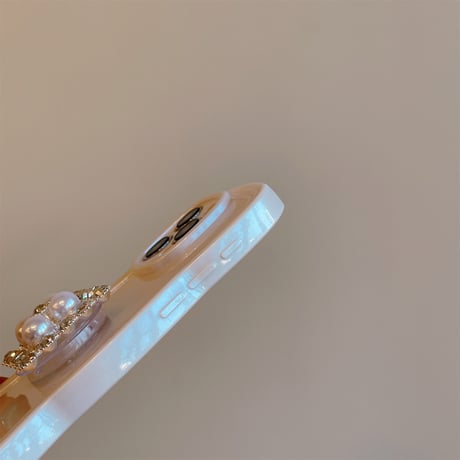 真珠/ジュエリーグリップ  iphone15/15Proケース うねうね キラキラ iphone14/13Pro/12カバー ホワイト トレンド感 ギフトにおすすめ[M3747]
