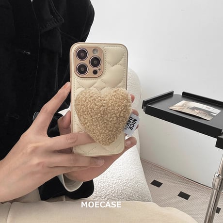 ハート柄ダウンっぽい iphone15/15Proケース もこもこハートグリップ iphone14/13Pro/12カバー キルティング トレンド感 ギフト最適[M3743]