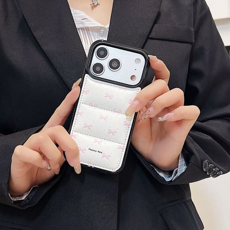 リボン柄ダウンジャケット風 iPhone17Pro/17ケース 上品 頑丈 iPhone16Pro/15カバー 冬に人気 [M5778]