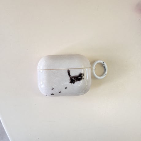 雪で遊ぶ猫と犬 AirpodsPro3ケース お揃い Airpods4/pro2カバー  リング付 可愛い ギフトにおすすめ[M5858]