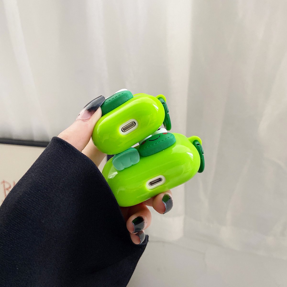 AirPods Pro本体と緑色ケースセット GreenAngle_4aa427d2-f38e-4f1c-