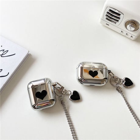 【Airpods 4】ハート柄 Airpodsproケース  airpodsケース  銀色 同系小物とチェーン付き 温度で色が変わるM294