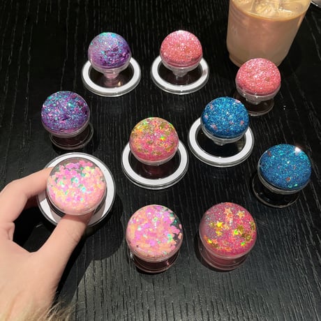 動くグリッタースマホグリップ キラキラ 綺麗 マグネット式/粘着タイプ 便利 おしゃれ 可愛い ギフトに最適[M4950]