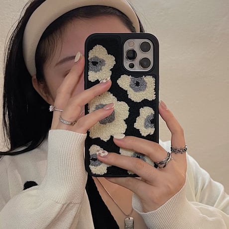 刺繍花柄 iphone13/13proカバー  黒白系 アイフォン12/11proカバー  可愛い 温かい  キュート SNS人気品 Girls向けM1332