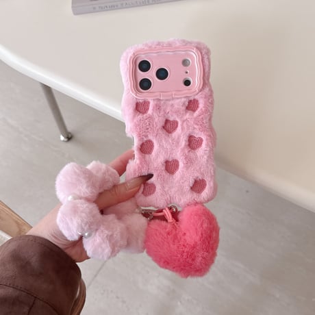 ファー iPhone17/17proケース 刺繡ハート スタンド付 iPhone17promax/16/15Proカバー ハート毛玉ストラップ ふもふも 柔らかい[M5897]