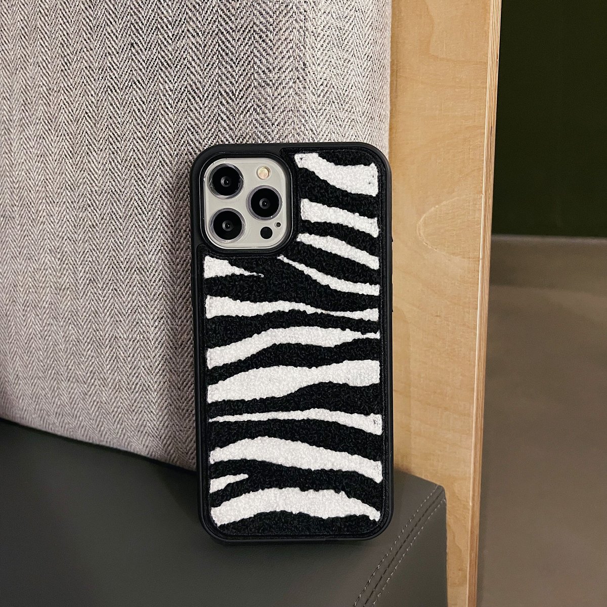 牛柄 ゼブラ柄 iphone16/16proカバー 刺繡 アイフォン15Pro/14/13/