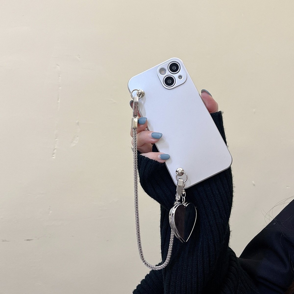 ハート型ミラーチェーン付 iphone14/13ケース シルバーカラー ハート型ミラーチェーン付 iphone14/13ケース シルバーカラー