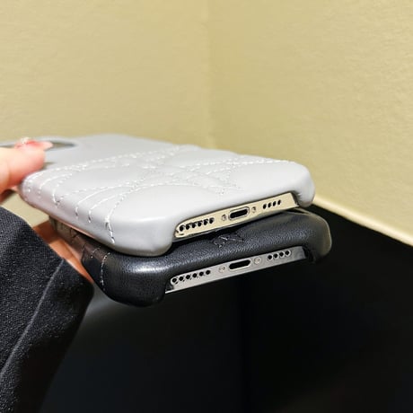 キルティングエンボス iPhone15/15proケース カード収納  iphone14/13/12proカバー レザー 高級感 セレブ愛用[M3591]