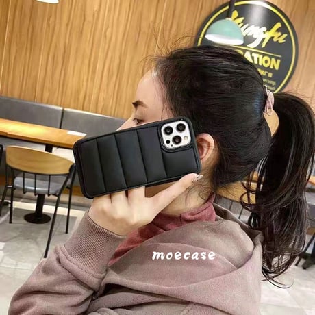 ダウンっぽい iphone15Pro/15promaxケース マジックテープ付きアイフォン14/13/12Proカバー 羽毛入り 冬人気  黒色系 男女兼用M269
