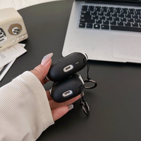 【Airpods4】スタンド付 AirpodsPro2/Pro1ケース 音楽 Airpods3/2カバー リング付 黒色 ギフトにおすすめ [M4522]