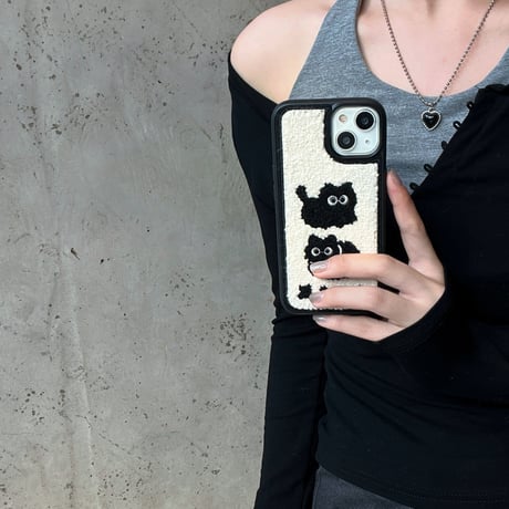ファー 黒猫ちゃん アイフォン16Pro/15ケース  刺繡入り iphone14/13pro/12/11カバー シック  秋冬トレンド人気 [M3795]