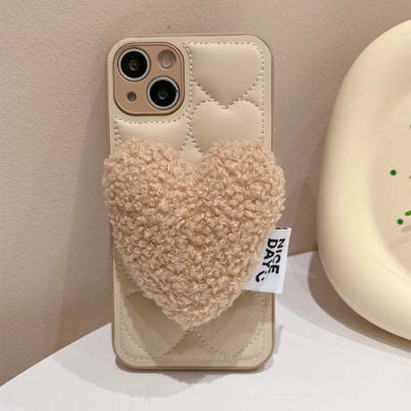 ハート柄ダウンっぽい iphone15/15Proケース もこもこハートグリップ iphone14/13Pro/12カバー キルティング トレンド感 ギフト最適[M3743]
