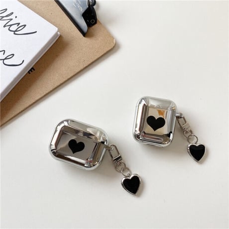 【Airpods 4】ハート柄 Airpodsproケース  airpodsケース  銀色 同系小物とチェーン付き 温度で色が変わるM294