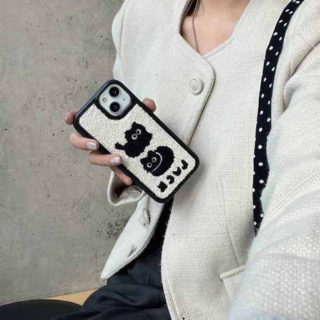 ファー 黒猫ちゃん アイフォン16Pro/15ケース  刺繡入り iphone14/13pro/12/11カバー シック  秋冬トレンド人気 [M3795]