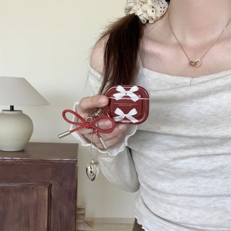 リボン柄 Airpods4ケース  めっちゃ可愛い ハートチャーム付 Airpodspro2/proカバー Airpods3 ワインレッド 高級感おしゃれ[M4744]