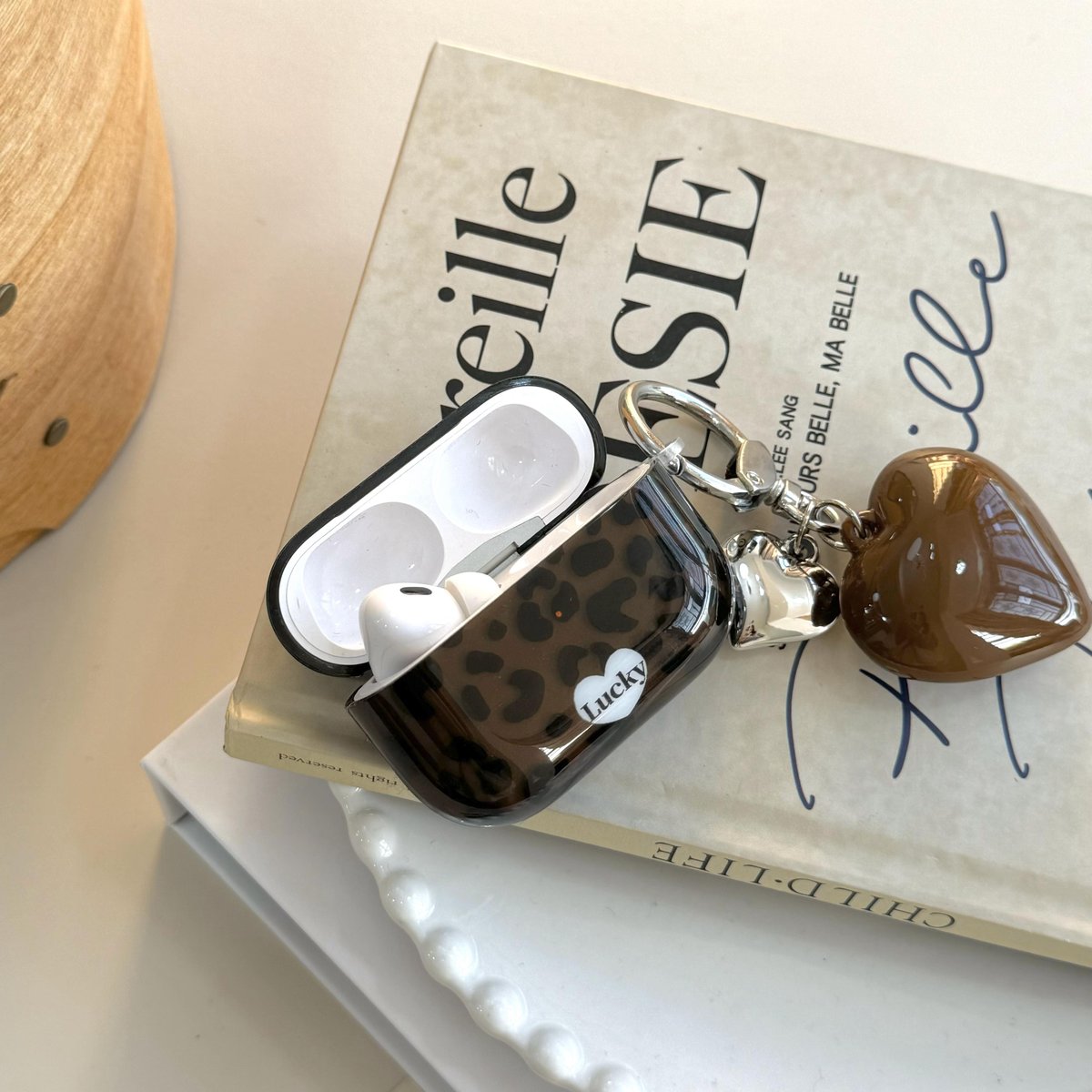 チョコレート色 Airpods 4ケース ヒョウ柄 ハートキーホルダー