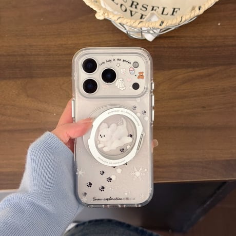 雪で遊ぶ猫と犬 iPhone17Pro/17ケース 360度回転MagSafeリング iPhone17ProMax/16Pro/15ケース 丈夫 スタンド付[M6003]