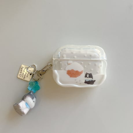 雪で遊ぶ犬ちゃん Airpods Pro3 ケース うねうね Airpods 4/3カバー  エアポッズプロ2  イヌキーホルダー 丈夫 [M6028]