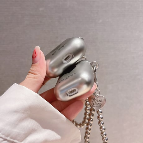 銀色 airpods4/3ケース  黒色ハート柄  チェーン付き エアーポッズプロカバー  マット 指紋/汚れ防止 可愛い   頑丈 [M1734]