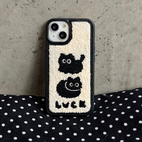ファー 黒猫ちゃん アイフォン16Pro/15ケース  刺繡入り iphone14/13pro/12/11カバー シック  秋冬トレンド人気 [M3795]