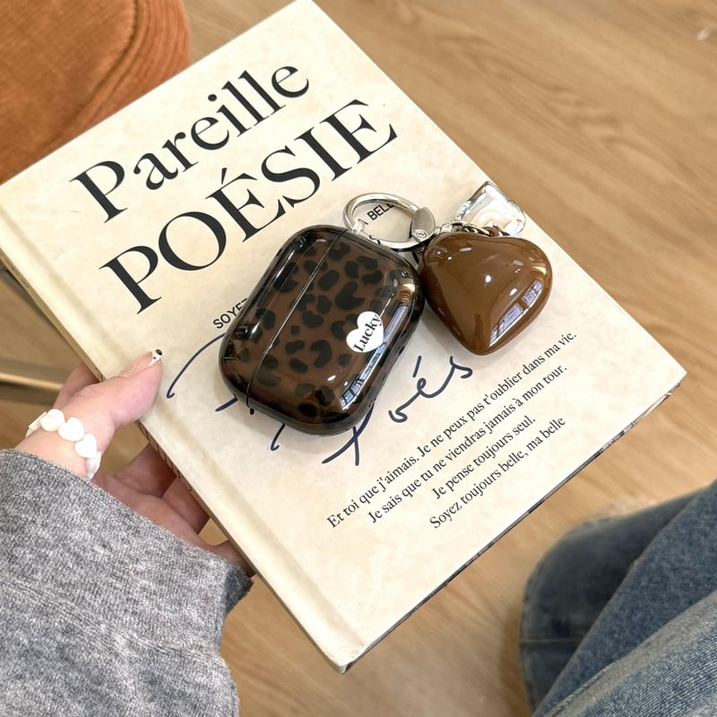 チョコレート色 Airpods 4ケース ヒョウ柄 ハートキーホルダー