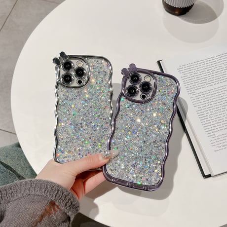 うねうねキラキラ iPhone16/16Proケース リボンデコ iPhone15Pro/14/13カバー グリッター入り 女子力UP [M4788]