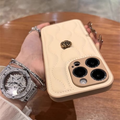 ダウン iphone17/16proケース  金属製花デコ アイフォン15/14/13/12Proカバー  高級感 秋冬ファッション ギフトにおすすめ[M3602]