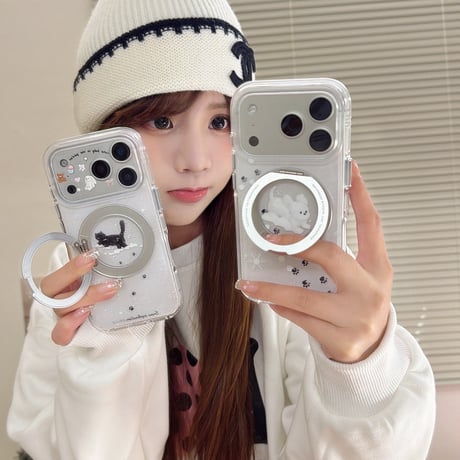 雪で遊ぶ猫と犬 iPhone17Pro/17ケース 360度回転MagSafeリング iPhone17ProMax/16Pro/15ケース 丈夫 スタンド付[M6003]